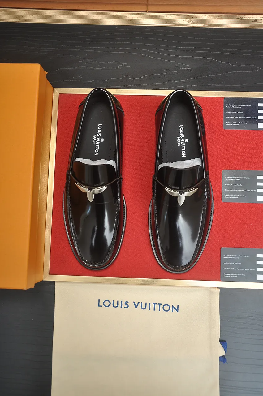 Men's men's shoes 💰560💶 [LV] (original single cowhide lining) 🍀LV's latest genuine leather business suit shoes are launched simultaneously on the official website. The first-layer cowhide imported from Italy is made of heavy gold, 💥1:1 rubber outsole from the official website. Versatile to wear, high-end without losing class, and the color combination is extraordinary. This four-season style is alluring when worn on your feet, showing off your big-name flair. Standard code 38-44 (45 customized)